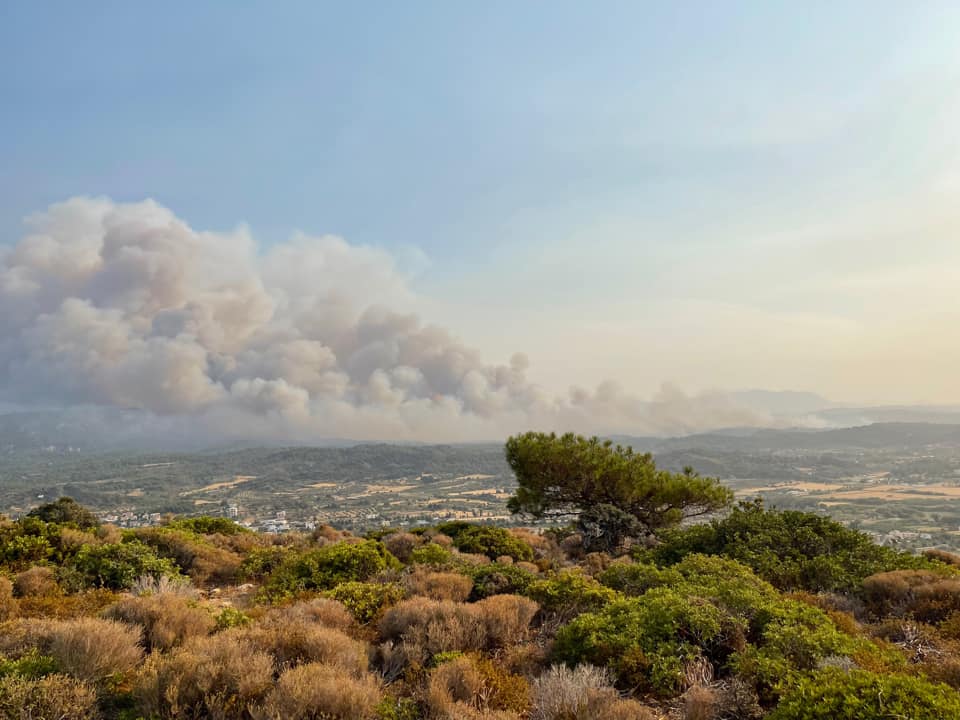 Πυρκαγιά στη Ρόδο: Εκκενώθηκαν οικισμοί και στρατόπεδο - Χωρίς ρεύμα το μισό νησί