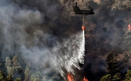 Πυρκαγιά στα Βίλια: Ανεξέλεγκτη η κατάσταση – Κινδύνευσαν πυροσβέστες