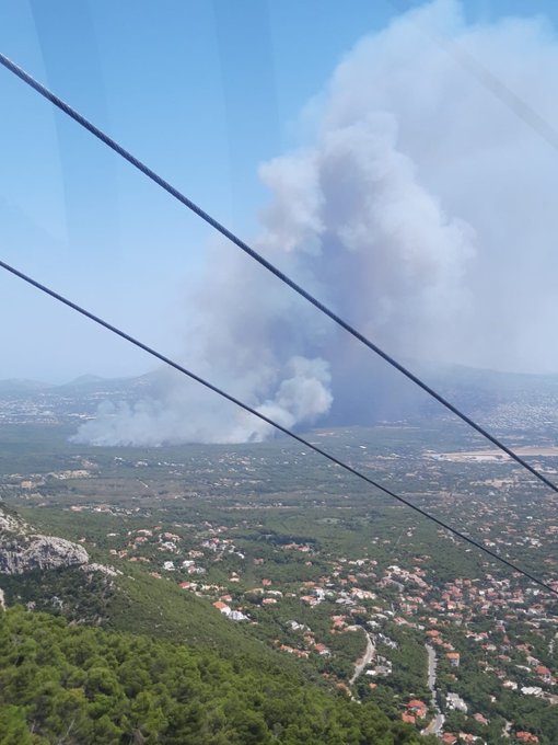 Πυρκαγιά στη Βαρυμπόμπη: Έκλεισε η εθνική οδός - Εκκενώνονται οι βιομηχανίες