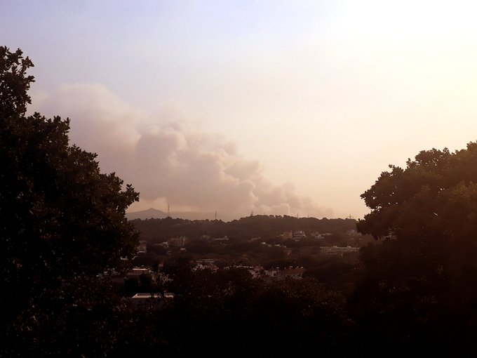 Πυρκαγιά στη Ρόδο: Εκκενώθηκαν οικισμοί και στρατόπεδο - Χωρίς ρεύμα το μισό νησί