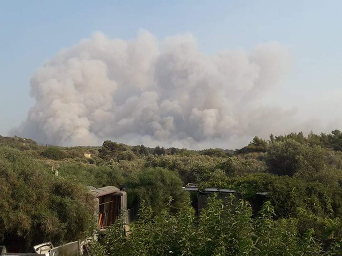 Πυρκαγιά στη Ρόδο: Εκκενώθηκαν οικισμοί και στρατόπεδο - Χωρίς ρεύμα το μισό νησί