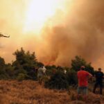 Πυρκαγιά στα Βίλια: Μάχες και αναζωπυρώσεις παντού – Νότια κινείται η φωτιά