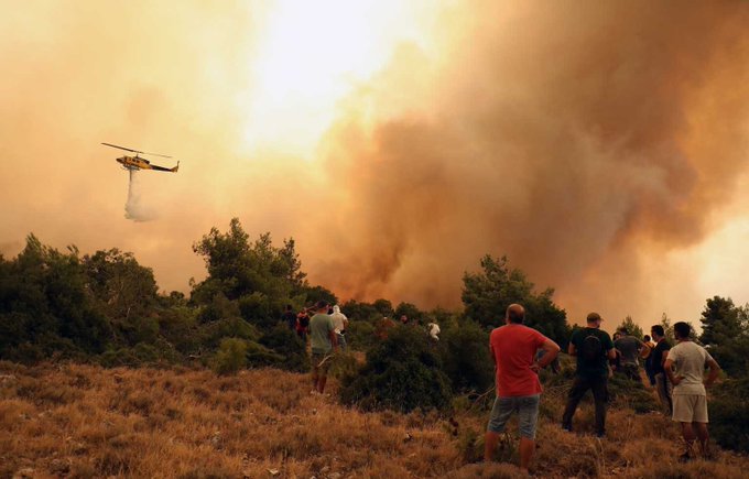 Πυρκαγιά στα Βίλια: Μάχες και αναζωπυρώσεις παντού – Νότια κινείται η φωτιά