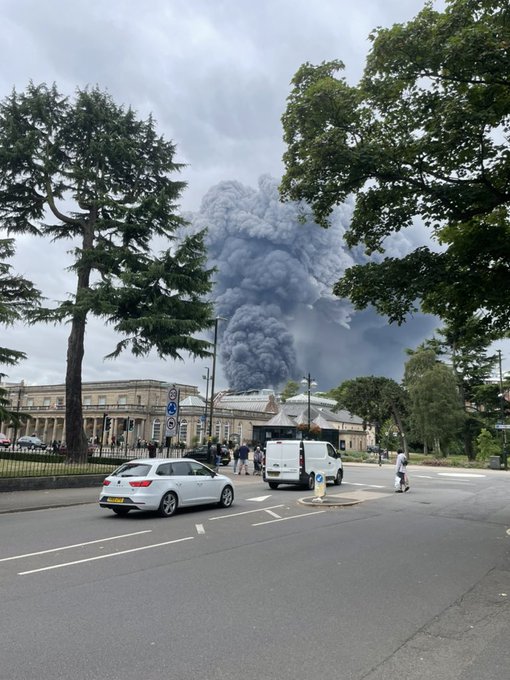 Τεράστια πυρκαγιά ξέσπασε σε περιοχή της Βρετανίας – Σκηνές αποκάλυψης με πυκνούς καπνούς και εκρήξεις