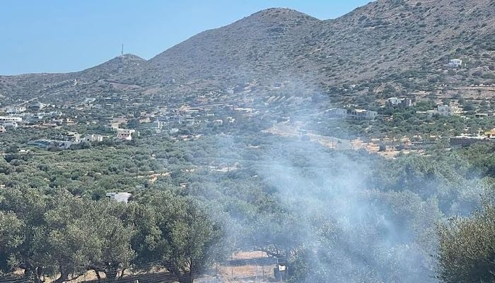 Κρητη-Πυρκαγιά στο Σχίσμα Ελουντας δίπλα σε ξενοδοχείο.(φωτο)