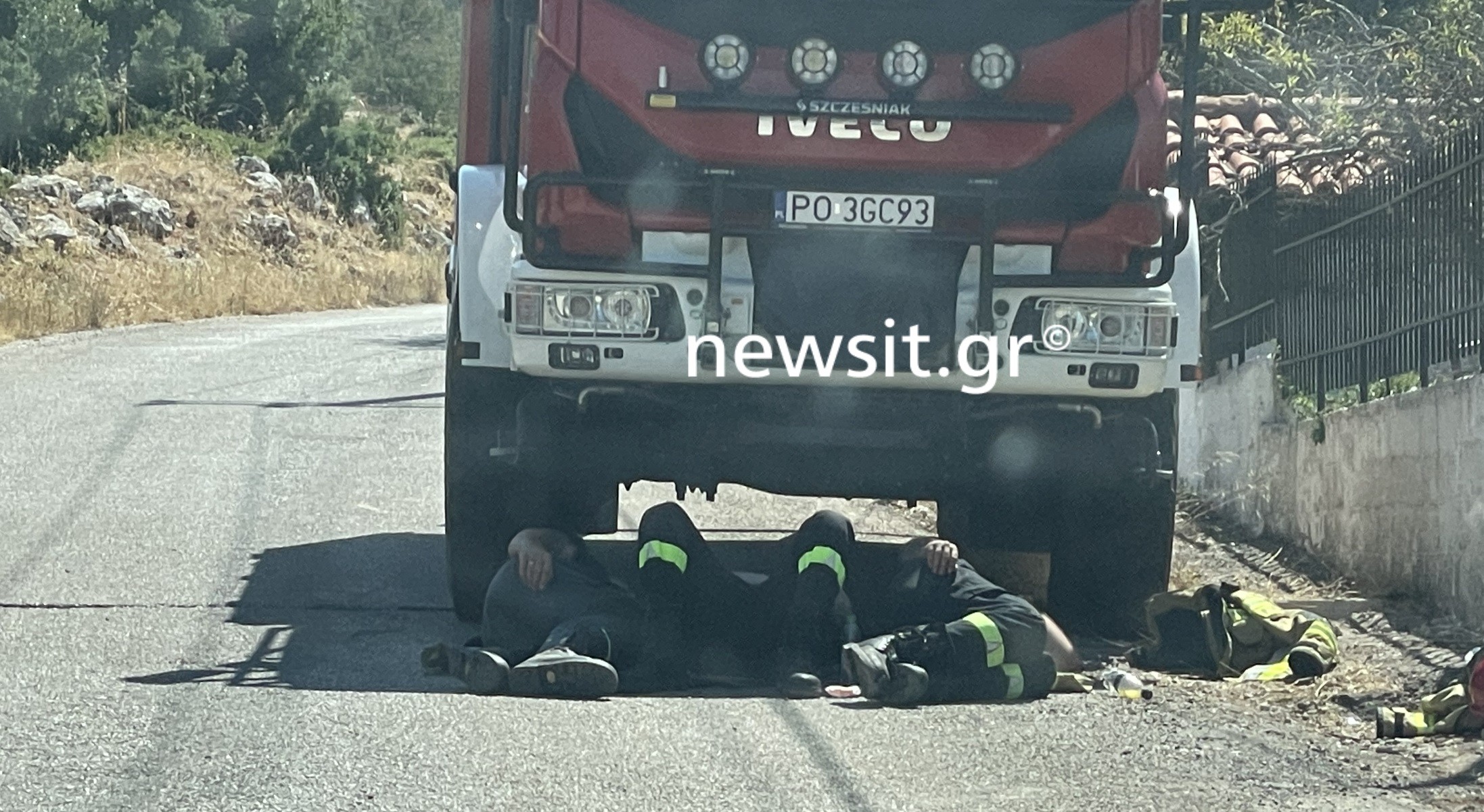Η φωτογραφία που συγκινεί από τους Πολωνούς Πυροσβέστες