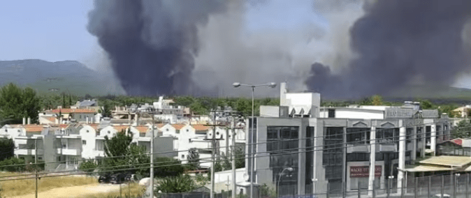 Πυρκαγιά στη Βαρυμπόμπη: Δραματική η κατάσταση - Μήνυμα από το 112 - Χωρίς ρεύμα περιοχές της Αττικής
