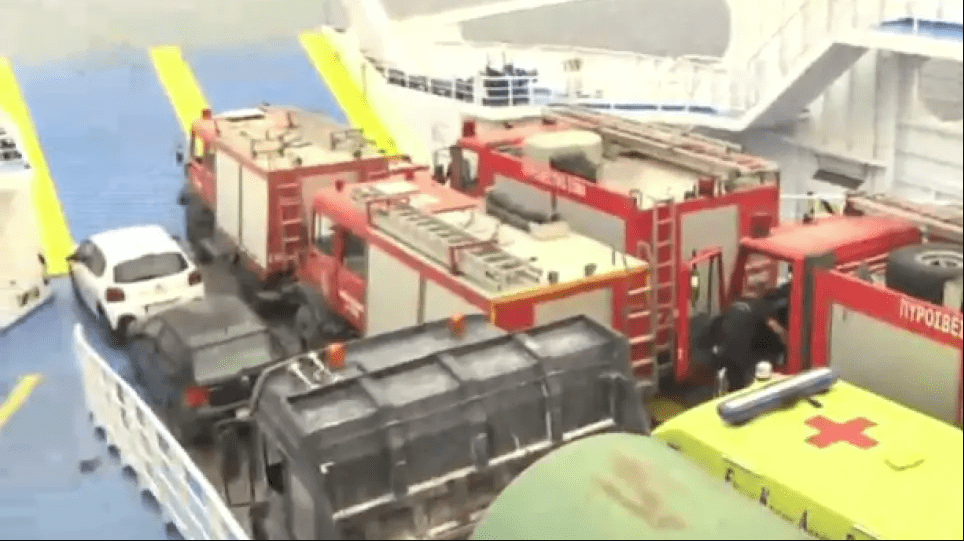 Πυρκαγιά στην Εύβοια: Με φέρι μποτ μεταφέρονται πυροσβεστικά, ασθενοφόρα και υδροφόρες