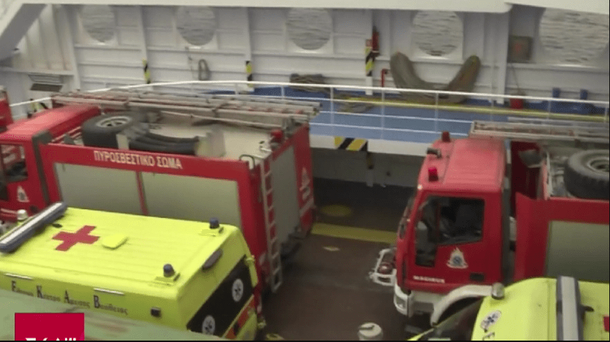 Πυρκαγιά στην Εύβοια: Με φέρι μποτ μεταφέρονται πυροσβεστικά, ασθενοφόρα και υδροφόρες