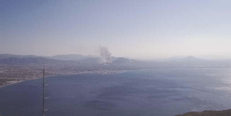 Μεγάλη πυρκαγιά σε δασική έκταση στην Αρχαία Κόρινθο