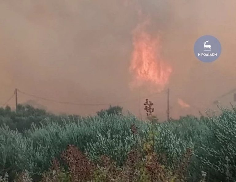 Πυρκαγιά στη Ρόδο: Μήνυμα 112 για εκκένωση στο χωριό Ψίνθος