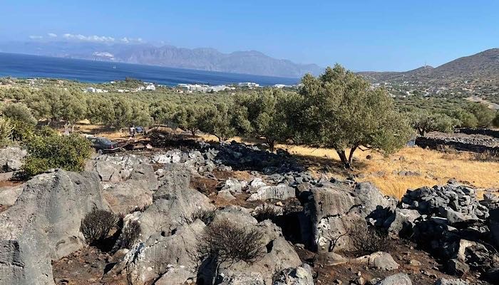 Κρητη-Πυρκαγιά στο Σχίσμα Ελουντας δίπλα σε ξενοδοχείο.(φωτο)