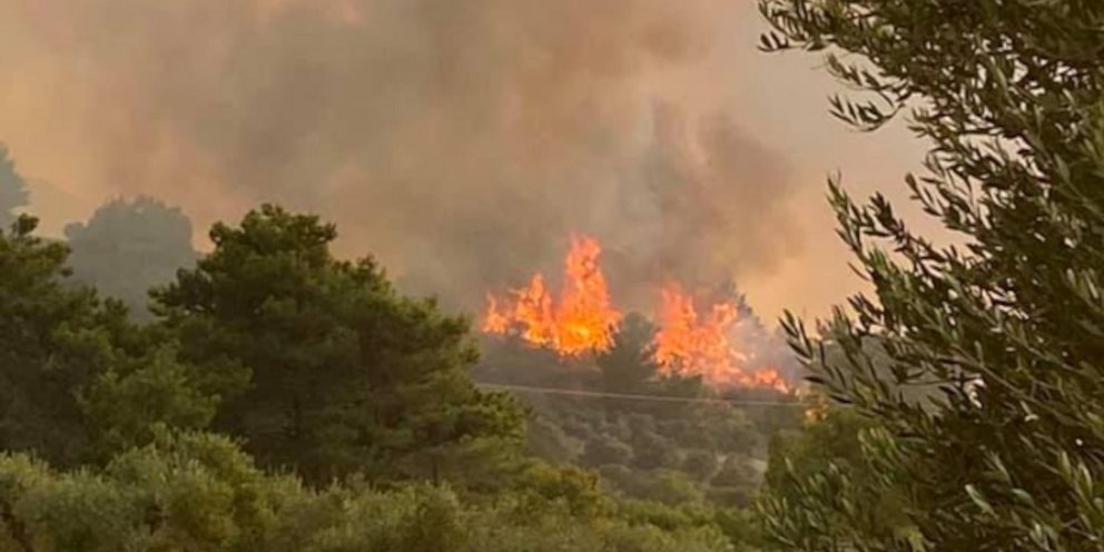 Πυρκαγιά σε εξέλιξη σε χορτολιβαδική έκταση στο Κορωπί Αττικής