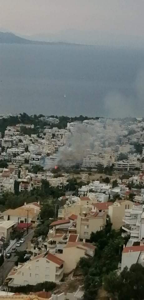 Πυρκαγιά εν υπαίθρω στην Βούλα Αττικής (Φώτο)