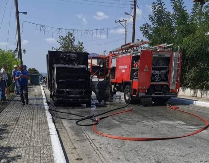 Πυρκαγιά σε φορτηγό ψυγείο στη Γαλάτιστα Χαλκιδικής (Φώτο)
