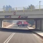 Δεν χωρούσαν τα πυροσβεστικά να περάσουν κάτω από τη γέφυρα