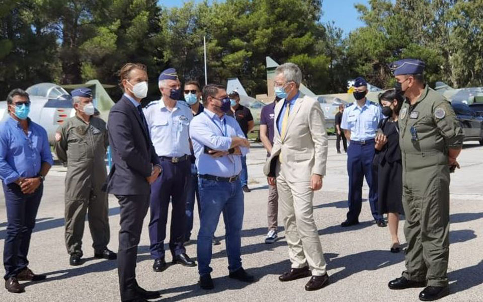 Ο Ν. Χαρδαλιάς κοντά στους πιλότους των ελικοπτέρων πυρόσβεσης