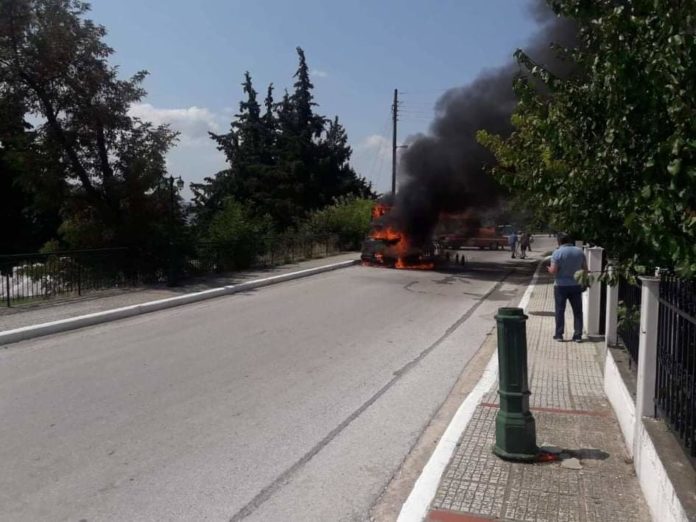 Πυρκαγιά σε φορτηγό ψυγείο στη Γαλάτιστα Χαλκιδικής (Φώτο)