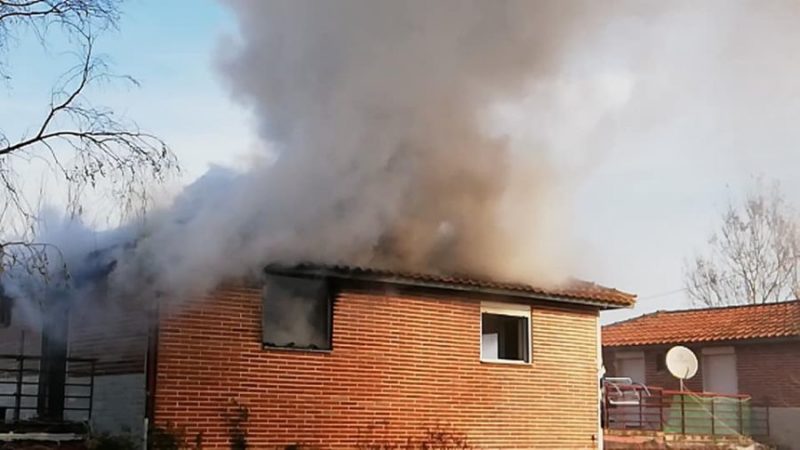 Πυρκαγιά σε κεραμοσκεπή μονοκατοικίας στην Λάρισα