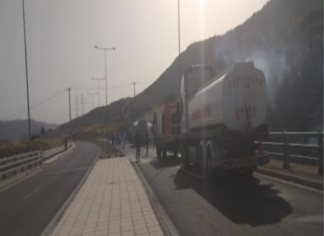 Νέα πυρκαγιά εκδηλώθηκε στην Περιφερειακή Λεωφόρο Αιγάλεω (Φωτό)