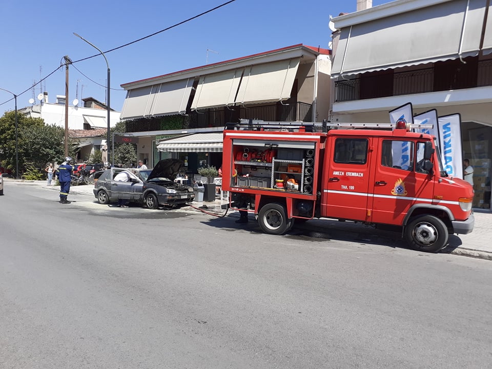 Πυρκαγιά σε αυτοκίνητο έξω από το Νοσοκομείο στα Τρίκαλα