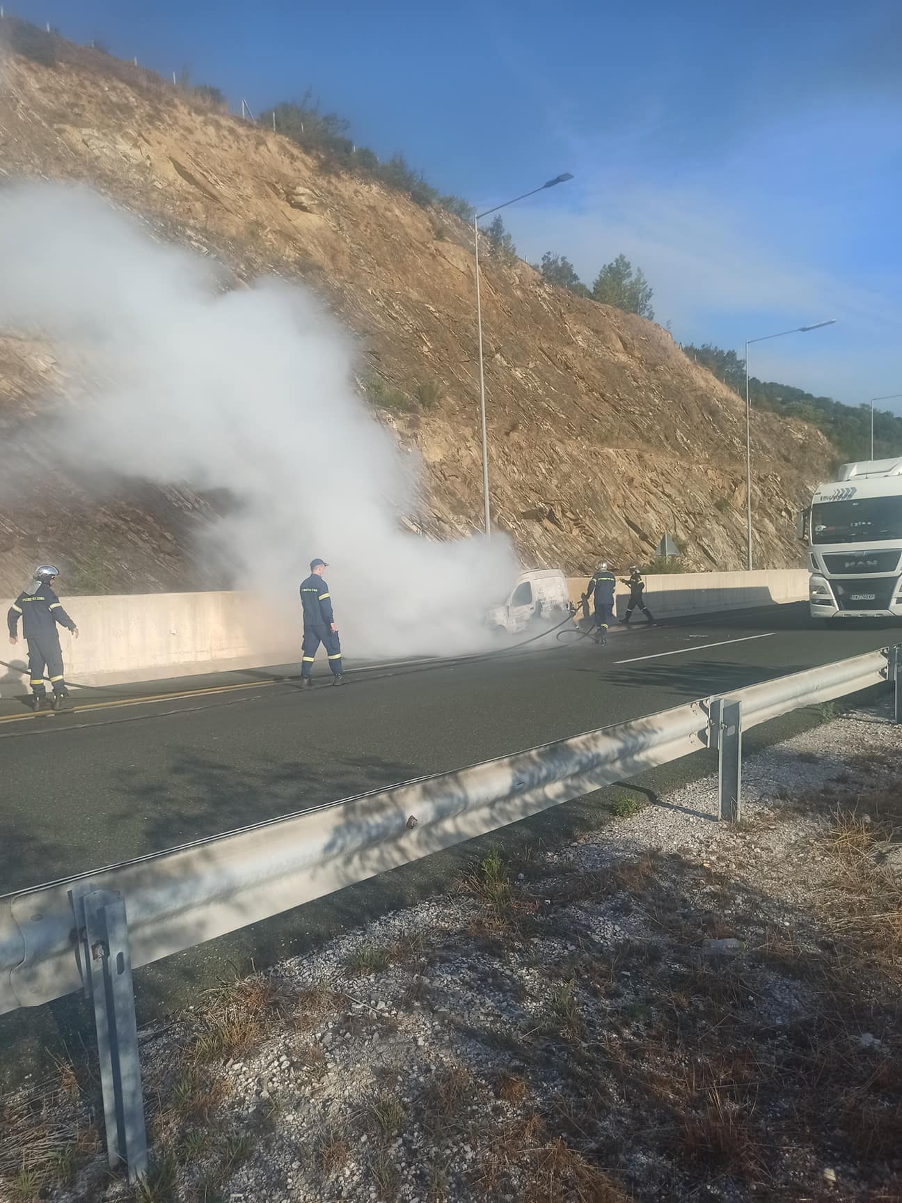 Πυρκαγιά σε επαγγελματικό όχημα μεταξύ Βέροιας – Κοζάνης (Φωτο)