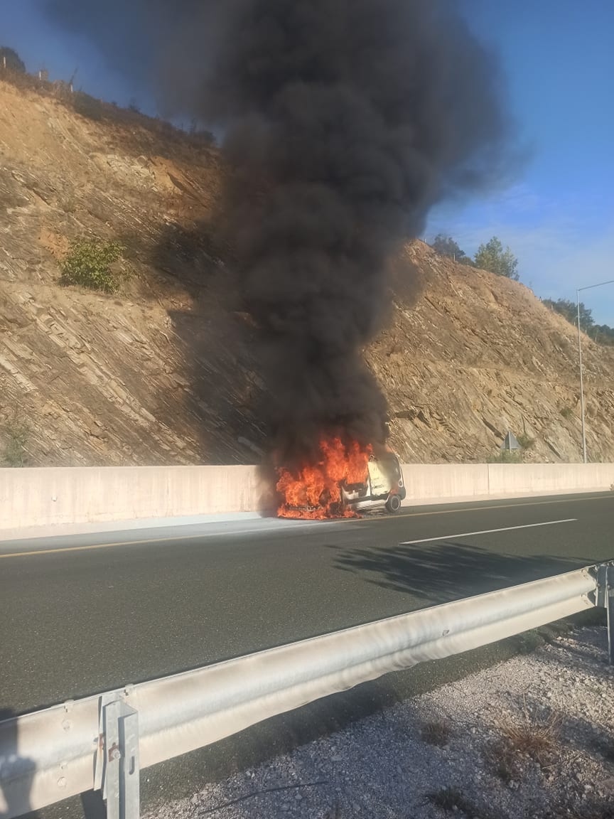 Πυρκαγιά σε επαγγελματικό όχημα μεταξύ Βέροιας – Κοζάνης (Φωτο)