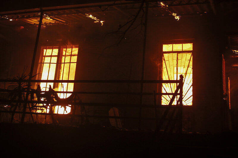 Πυρκαγιά σε μονοκατοικία στο Βραχάτι Κορινθίας - Χωρίς αισθήσεις εντοπίστηκε ένας ηλικιωμένος