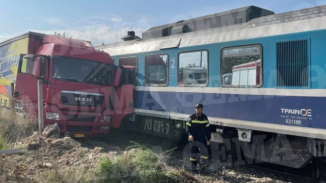 Τρένο συγκρούστηκε με φορτηγό έξω από τη Θεσσαλονίκη.(φωτό)