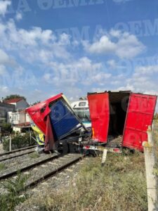 Τρένο συγκρούστηκε με φορτηγό έξω από τη Θεσσαλονίκη.(φωτό)