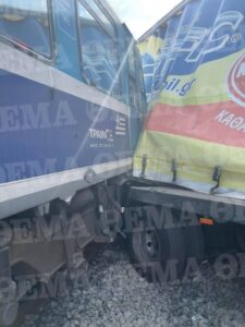 Τρένο συγκρούστηκε με φορτηγό έξω από τη Θεσσαλονίκη.(φωτό)