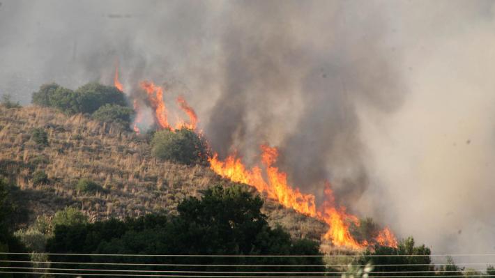 Πυρκαγιά σε χορτολιβαδική έκταση στην Ίο