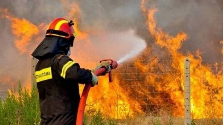 Πυρκαγιά ΤΩΡΑ σε οικοπεδικό χώρο στην Γλυφάδα Αττικής Πυρκαγιά ΤΩΡΑ σε οικοπεδικό χώρο στην Γλυφάδα Αττικής