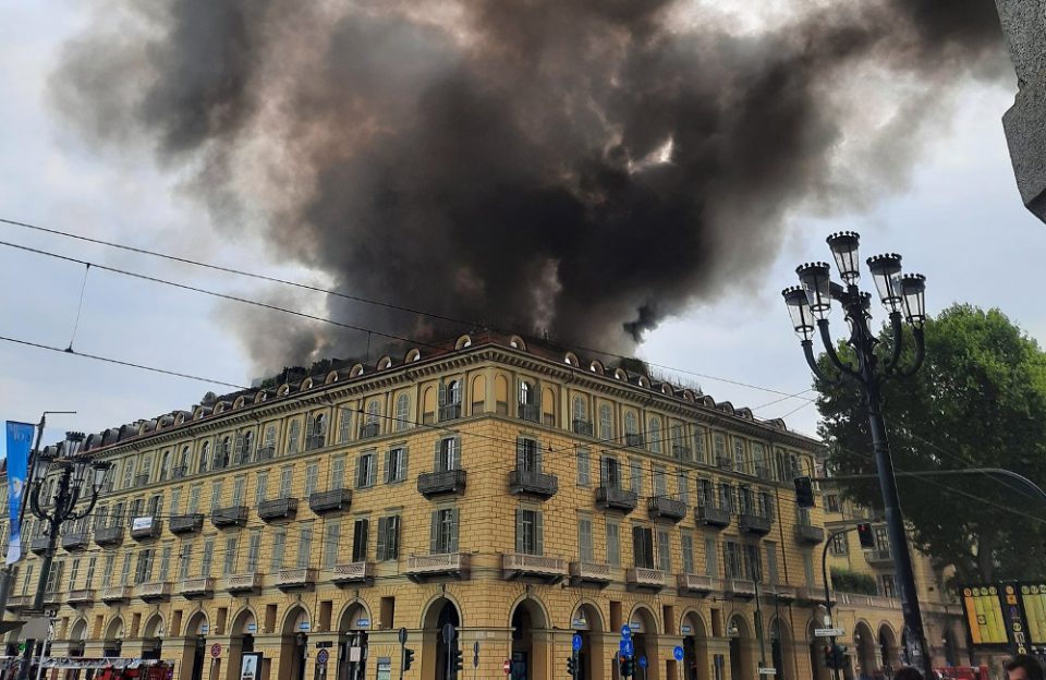 Ιταλία: Πυρκαγιά σε πολυκατοικία στο κέντρο του Τορίνο – Πέντε τραυματίες