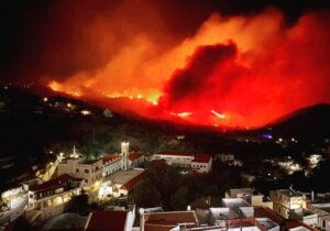 Ενισχύονται η δυναμεις στην δασική πυρκαγιά στην Κάρπαθο.(φωτό)