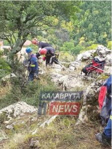 Δύσκολη και επικίνδυνη επιχείρηση για τι διάσωση κατσίκας στα Καλάβρυτα