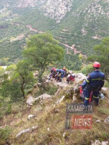 Δύσκολη και επικίνδυνη επιχείρηση για τι διάσωση κατσίκας στα Καλάβρυτα