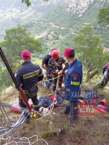 Δύσκολη και επικίνδυνη επιχείρηση για τι διάσωση κατσίκας στα Καλάβρυτα