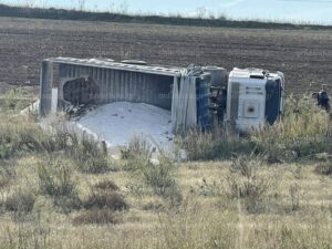 Τούμπαρε φορτηγό έξω από τη Λάρισα στο νοσοκομείο ο οδηγός που εγκλωβίστηκε.(φωτό)