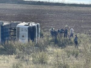 Τούμπαρε φορτηγό έξω από τη Λάρισα στο νοσοκομείο ο οδηγός που εγκλωβίστηκε.(φωτό)