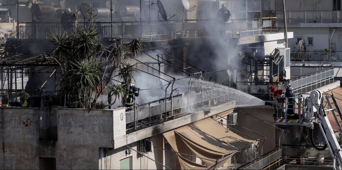 Μεγάλη πυρκαγιά σε πολυκατοικία στον Κολωνό: Βελτιωμένη η εικόνα -Ερευνες στα διαμερίσματα