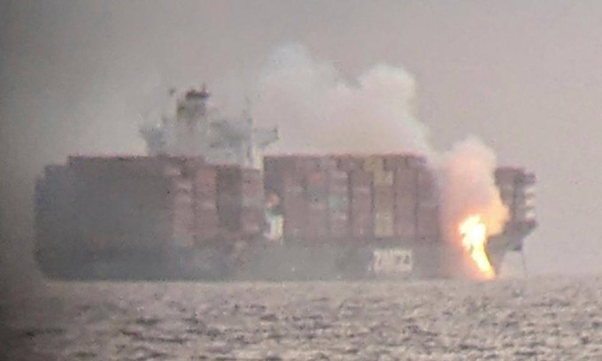 Πυρκαγιά σε πλοίο μεταφοράς εμπορευματοκιβωτίων στα ανοικτά του Καναδά