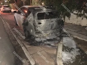 Πυρκαγιά σε όχημα στην Πεύκη Αττικής.(φωτό)