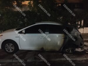 Πυρκαγιά σε όχημα στην Πεύκη Αττικής.(φωτό)