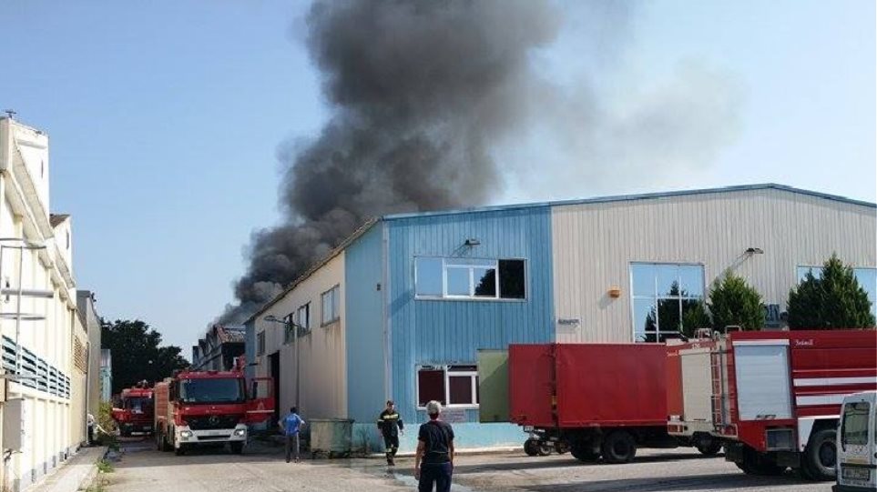 Πυρκαγιά σε εργοστάσιο χρωμάτων