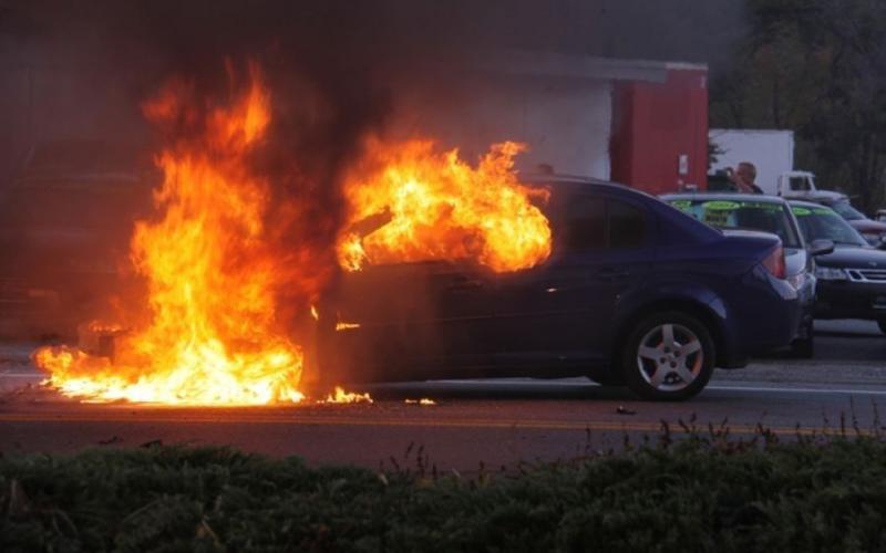 Κρήτη: Πυρκαγιά σε δύο αυτοκίνητα στο Ηράκλειο