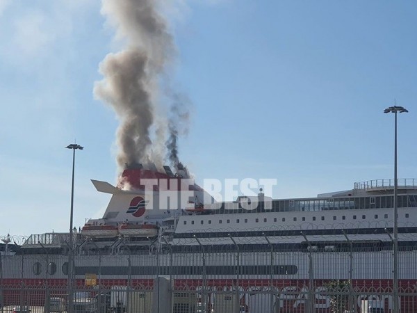 Φωτιά σε πλοίο στην Πάτρα - Συναγερμός στην Πυροσβεστική (Φωτό)