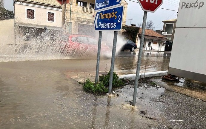 Η Κακοκαιρία πλήττει το Ιόνιο – Πλημμυρισμένοι δρόμοι, κλειστά σχολεία, διακοπές ρεύματος