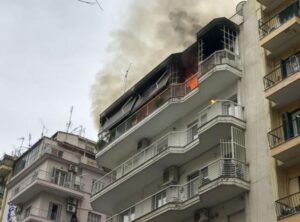 Πυρκαγιά σε διαμέρισμα στα Γιάννενα.Απεκλωβίστηκαν 8 άτομο