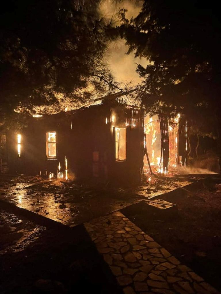 Ηράκλειο: Πυρκαγιά στο δάσος της Κέρης - Κάηκε ολοσχερώς το καταφύγιο(φωτό)